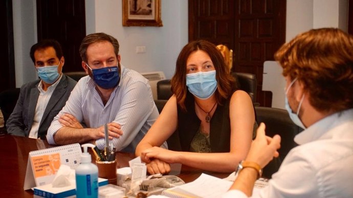 López, con Nieto y Molina, en su reunión con el alcalde de Cabra (de espaldas).