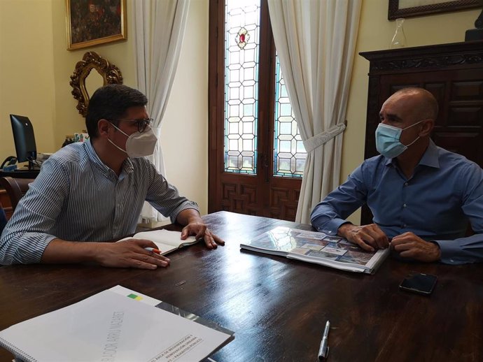 El portavoz de Cs en el Ayuntamiento de Sevilla, Ávaro Pimentel, durante una reunión con el delegado de Hábitat Urbano, Antonio Muñoz