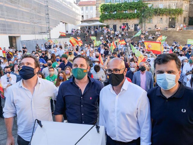 El portavoz de Vox en el Congreso, Iván Espinosa de los Monteros, el presidente de Vox, Santiago Abascal,  y el cabeza de cartel de Vox por A Coruña, Ricardo Morado, durante un acto electoral del partido en Santiago de Compostela (A Coruña), a 9 de julio 