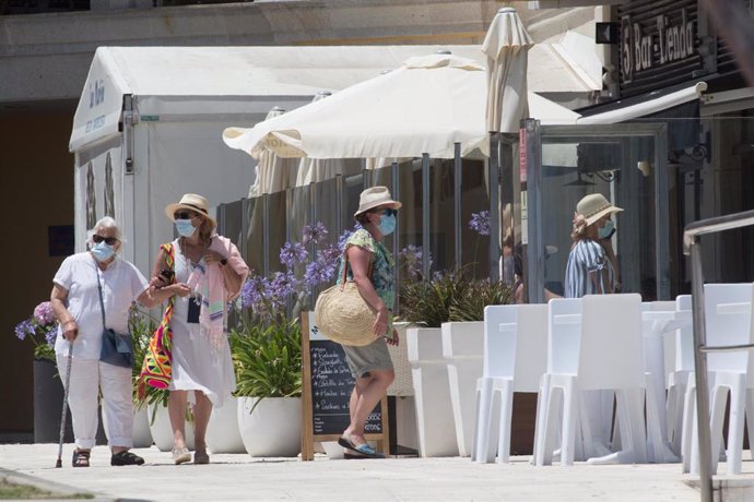 Dúas mulleres protexidas con máscaras pasean xunto á Praia da Rapadoira en Foz, na comarca da Mariña, Lugo, Galicia (España), a 9 de xullo de 2020. O pasado 5 de xullo a Xunta ordenou o peche até mañá 10 de xullo