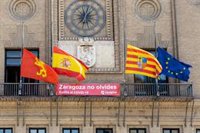 Las banderas del Ayuntamiento de Zaragoza ondean a media asta por el fallecimiento del expresidente Lanzuela