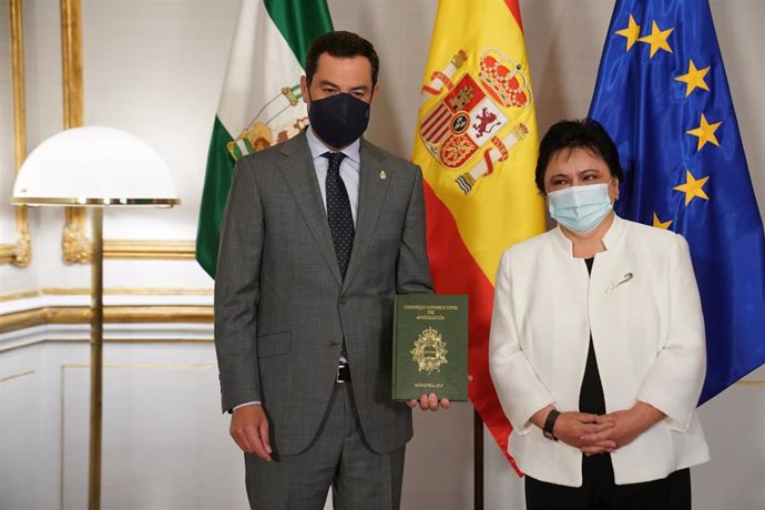 El presidente de la Junta, Juanma Moreno, ha recibido este viernes la Memoria del Consejo Consultivo de Andalucía de manos de su presidenta, María Jesús Gallardo.