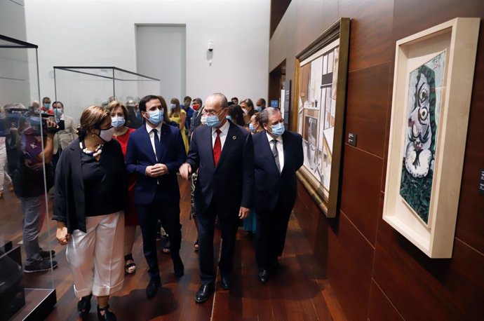 El ministro de Consumo, Alberto Garzón, visita el Museo de Málaga acompañado por el alcalde de la ciudad, Francisco de la Torre.