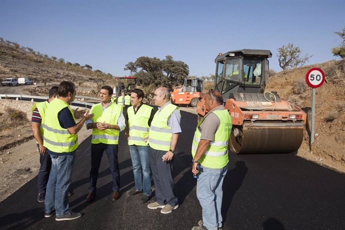 El diputado provincial Óscar Liria visita las obras de una carretera