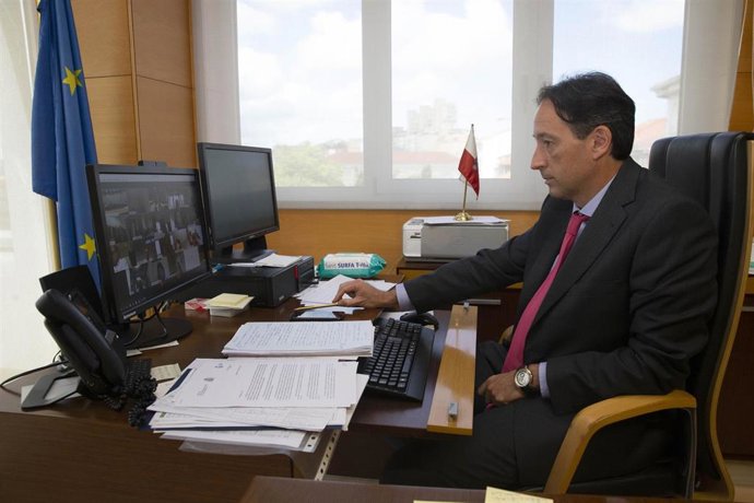 El consejero de Obras Públicas, JoséLuis Gochicoa, en la videoconferencia