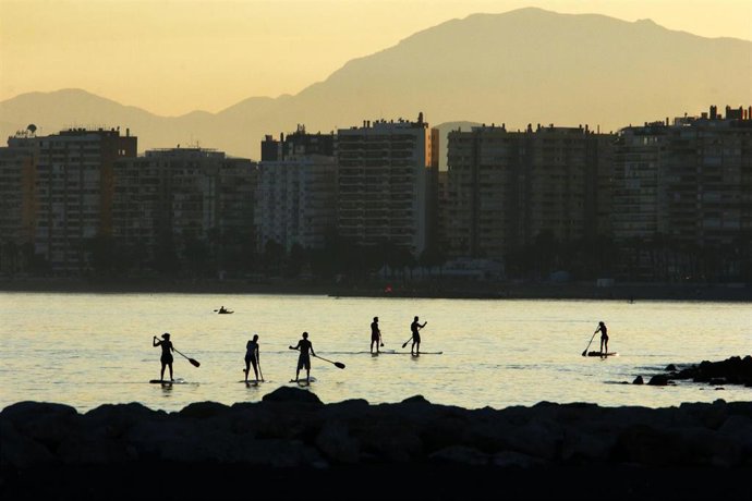 Varias personas disfrutan de deportes acuáticos dentro de la franja horaria que el Gobierno ha decretado a consecuencias del estado de Alarma por el COVID-19, en las imágenes playa de La Malagueta. Málaga a 28 de mayo del 2020