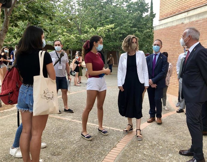 La consellera ngels Chacón, en su visita a un tribunal de las PAU en Roses