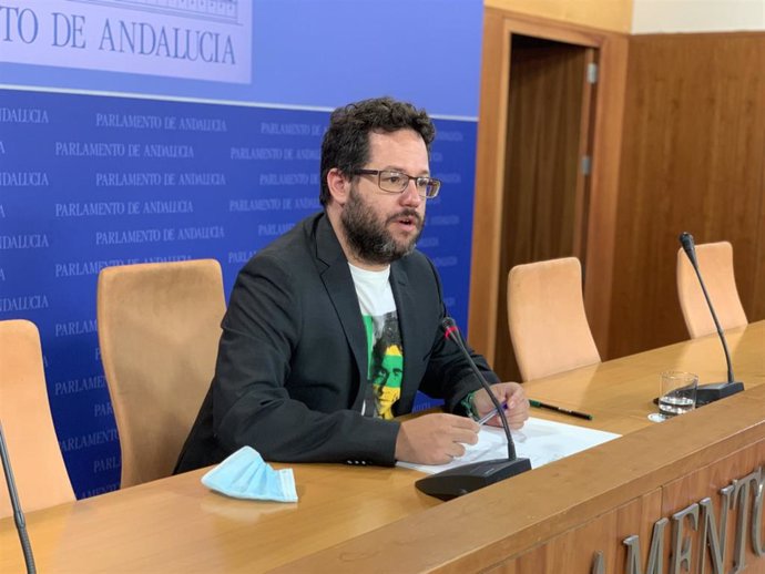 El portavoz adjunto del grupo parlamentario de Adelante Andalucía, José Ignacio García, durante la rueda de prensa