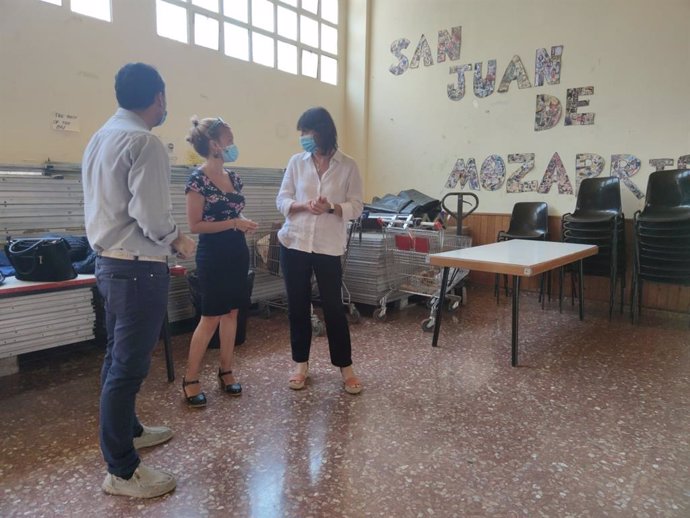 La portavoz del PSOE, Lola Ranera, con la alcaldesa del barrio rural de San Juan de Mozarrifar, Erika Fuertes