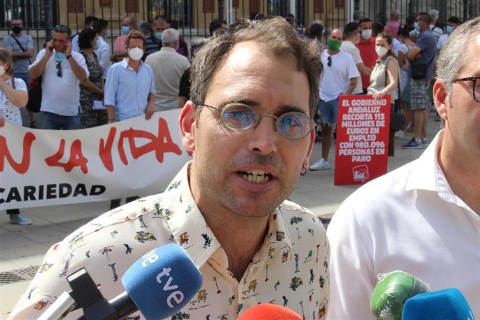 El coordinador general de IU Andalucía, Toni Valero, atiende a los medios.