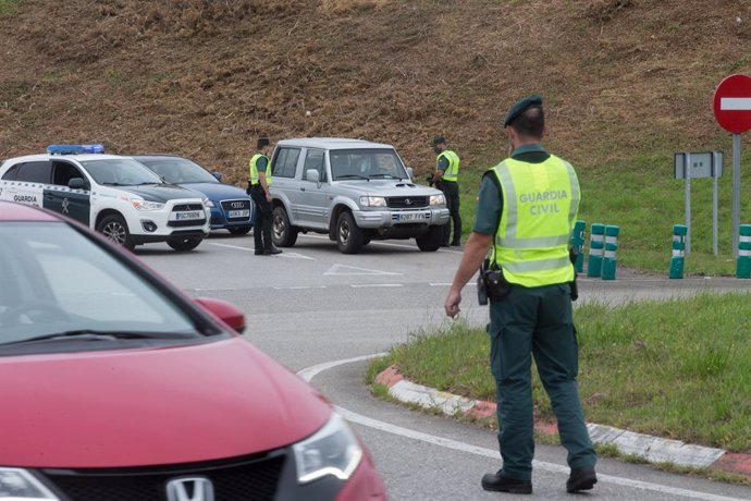 Punto de control de La Guardia Civil de Tráfico en la entrada a la Comunidad gallega a través de Ribadeo
