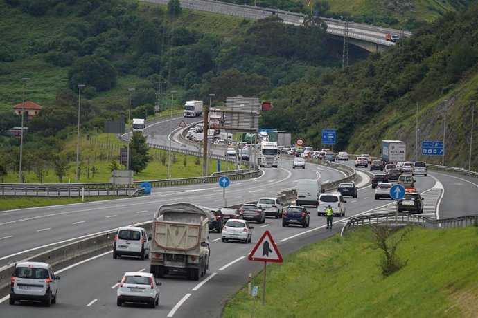 Un accidente provoca retenciones en torno a las 16 de la tarde en la autopista entre País Vasco y Cantabria durante el primer día de recuperación de la movilidad entre la Comunidad Autónoma Vasca y la cántabra