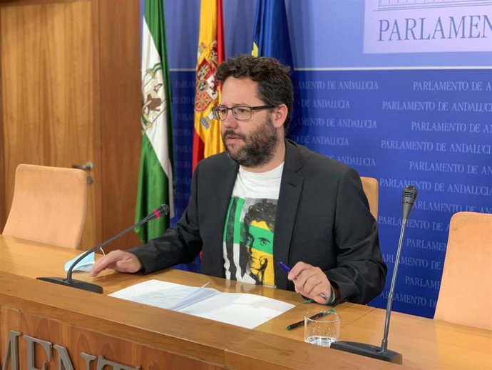 El portavoz adjunto del grupo parlamentario de Adelante Andalucía, José Ignacio García, en rueda de prensa