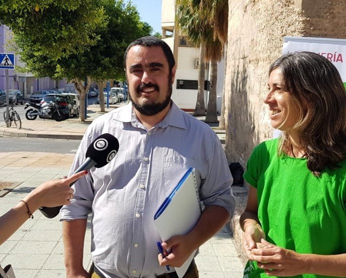 En el lado izquiedo, el coordinador de 'Amigos del Parque', Enrique Ruiz