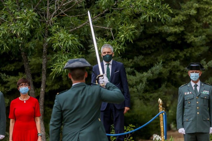 El ministro del Interior, Fernando Grande-Marlaska (2d); y la directora general de la Guardia Civil, María Gámez (1i). en Tres Cantos, Madrid (España), a 1 de julio de 2020.