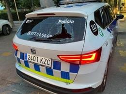 Vehículo de la Policía Local de Torredembarra con el cristal roto