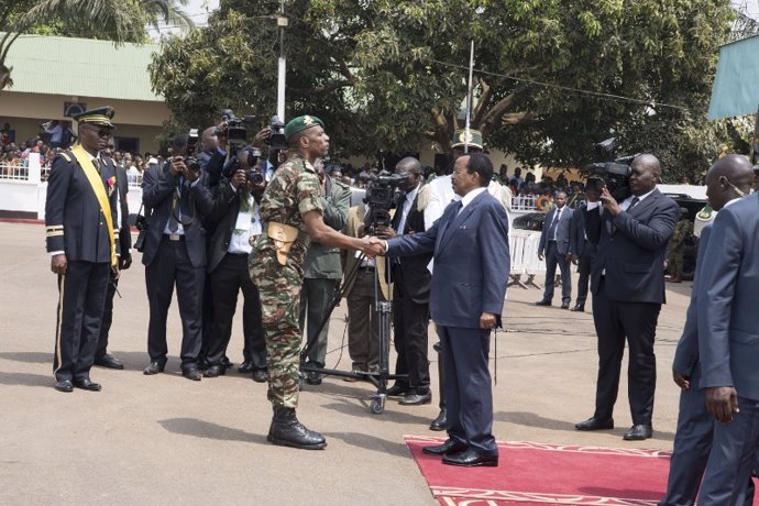 El presidente de Camerún, Paul Biya, saluda a un militar