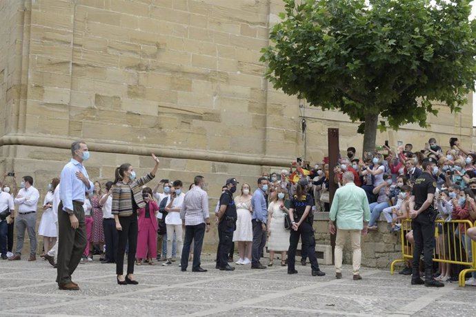 Los Reyes de España saludan a los centenares de personas congregadas frente a la Catedral de Santo Domingo de la Calzada, durante su visita hoy a La Rioja.