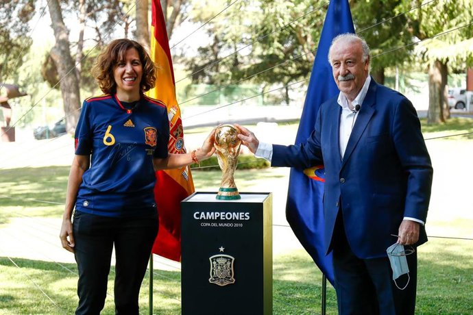 La presidenta del Consejo Superior de Deportes (CSD), Irene Lozano, y el ex seleccionador nacional de fútbol Vicente del Bosque en el acto por el décimo aniversario del triunfo en el Mundial de Sudáfrica