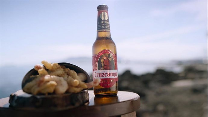 Imagen del nuevo spot de Cruzcampo de la campaña #FUERZABAR.
