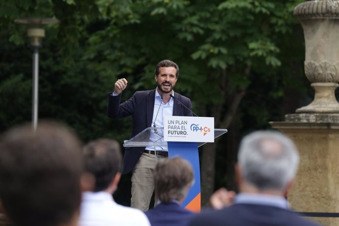 El presidente del Partido Popular, Pablo Casado, durante la clausura del acto de cierre de campaña en el quiosco de la Florida, en Vitoria / Álava / País Vasco (España), a 10 de julio de 2020.