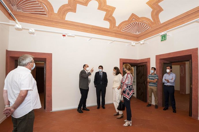 El presidente de Bankia, José Ignacio Goirigolzarri, ha visitado el espacio tras la finalización de las obras llevadas a cabo en este edificio del siglo XVII ubicado en el barrio Nou Moles de Valncia.