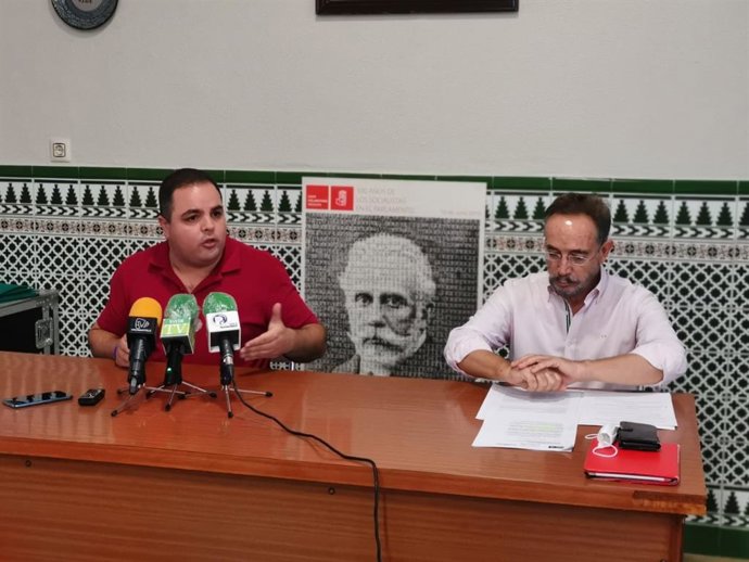 El alcalde de Martos, Víctor Torres, junto al parlamentario socialista Felipe López en rueda de prensa.