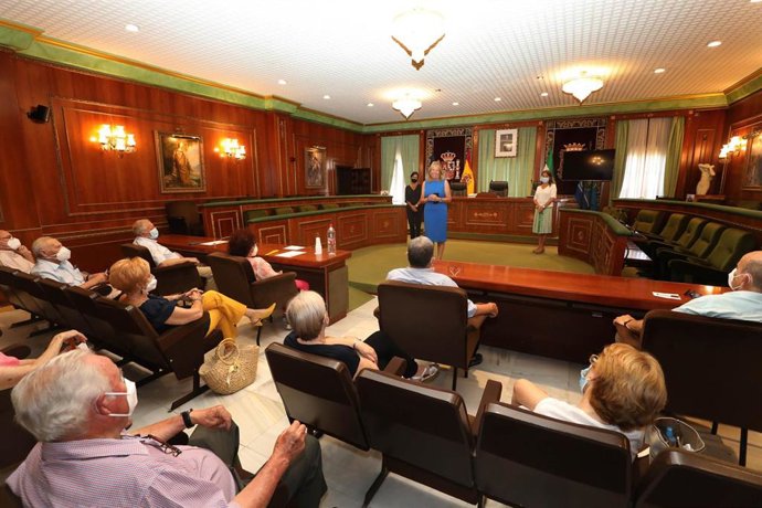 La alcaldesa de Marbella, Angeles Muñoz, informa sobre centros de participación activa