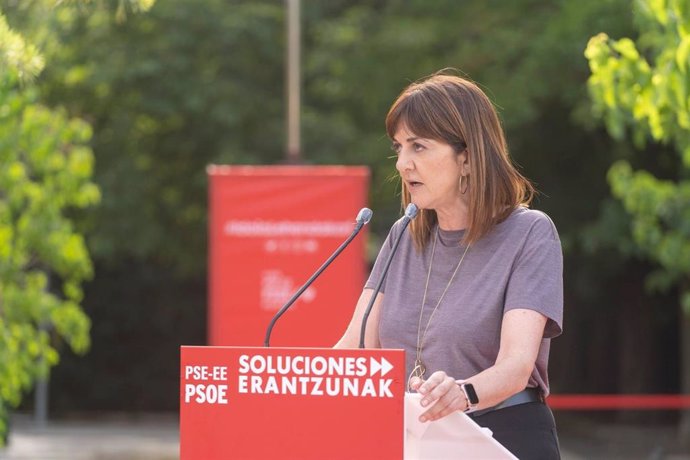 La secretaria general del PSE-EE y candidata a Lehendakari, Idoia Mendia, en un acto electoral en Vitoria