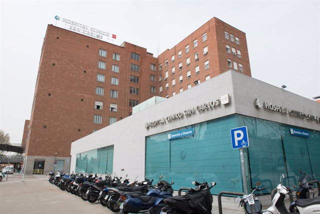 Fachada del Hospital Clínico San Carlos donde se lucha contra el coronavirus, en Madrid (España).