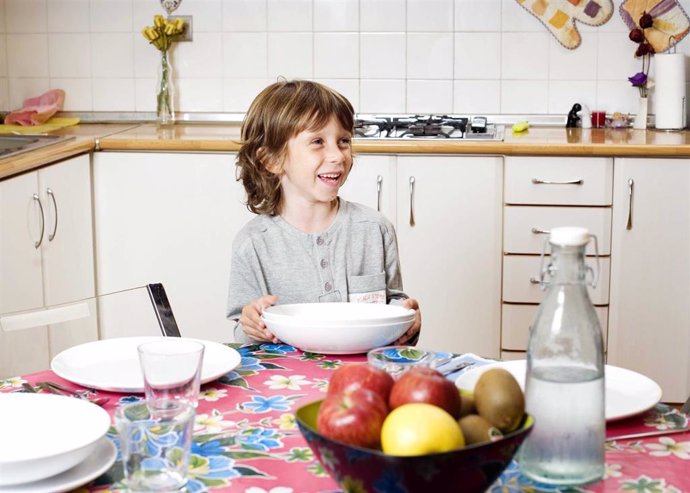 Niño en la cocina, pobreza infantil, demografía, 