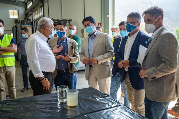 El presidente del Cabildo de Tenerife, Pedro Martín (en el centro), en una visita a la EDAR de Adeje-Arona