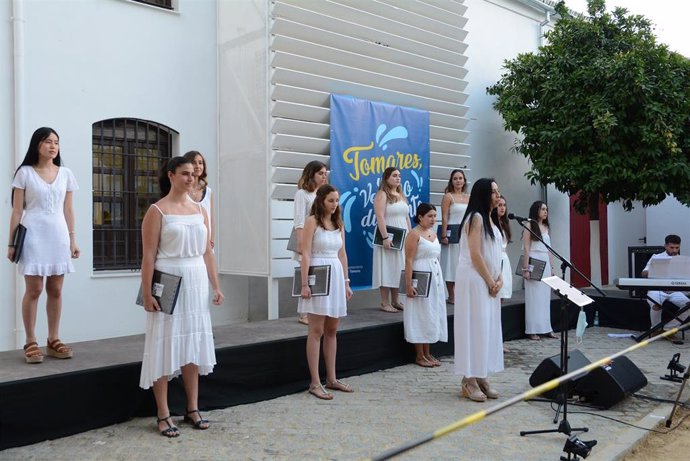 Coro Femenino de la Escolanía de Tomares, durante su actuación en el evento local 'Un verano diferente'