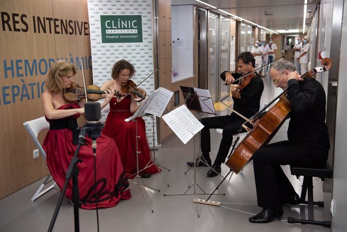 Eva Pyrek (violí I), Kalina Macuta (violí II), Frank Tollini (viola) i Cristoforo Pestalozzi (violoncel), quartet de corda de l'Orquestra del Gran Teatre del Liceu, durant la seva actuació a l'Hospital Clínic de Barcelona, aquest 10 de juliol del 2020.