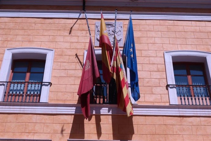 Las banderas del Ayuntamiento de Teruel ondean a media asta por el fallecimiento del expresidente Lanzuela
