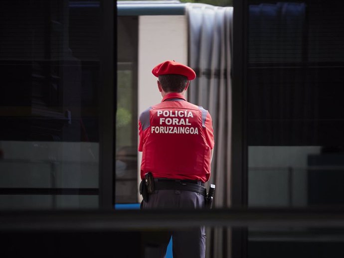 Un policia foral vigila en las inmediaciones del Parlamento de Navarra.