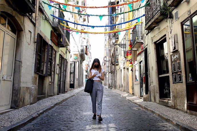 Una mujer con mascarilla en Lisboa