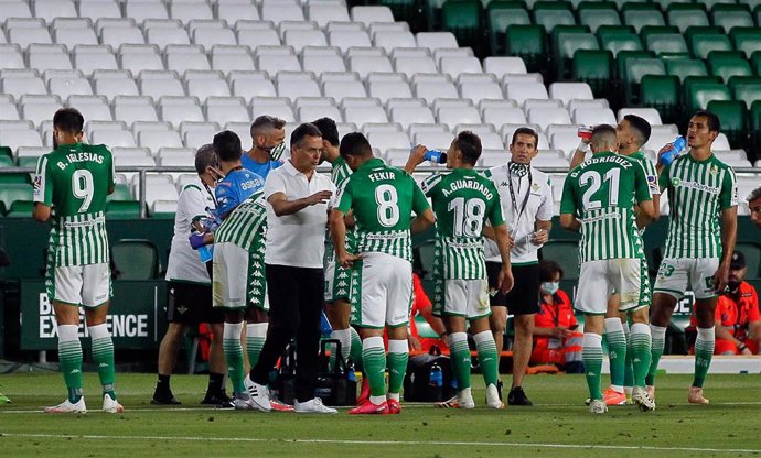 Alexis Trujillo con los jugadores del Betis