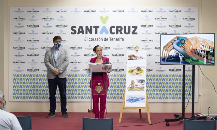 El concejal de Servicios Públicos, José Ángel Martín y la alcaldesa de Santa Cruz de Tenerife, Patricia Hernández, en la presentación del plan de parques infantiles