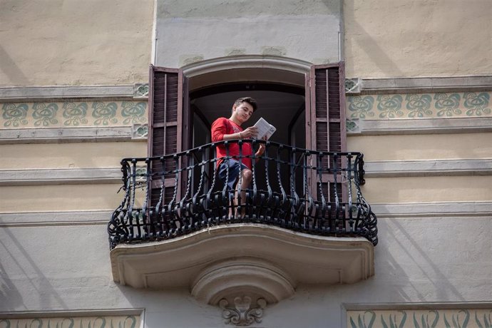 Lector en el balcón durante la Diada de Sant Jordi (Archivo)