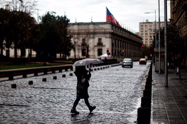 Una mujer pasea por Santiago de Chile durante la pandemia de coronavirus