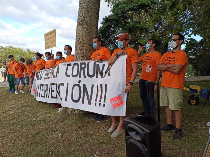 Los trabajadores de Alu Ibérica llevan sus protestas al mitin de Feijóo en A Coruña.
