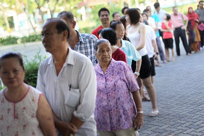 Votantes singapurenses acuden a las urnas.