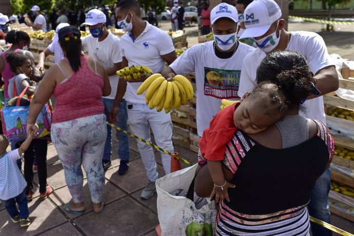 Reparto de comida entre la población más vulnerable de Belo Horizonte (Brasil) durante la pandemia de coronavirus