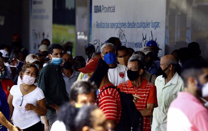Varias personas con mascarilla por el coronavirus en Venezuela. 