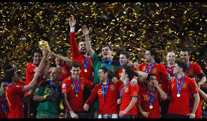 La selección española de fútbol levanta el trofeo de campeón del mundo en Sudáfrica