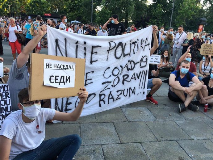 Imagen de varios manifestantes en la capital serbia, Belgrado. 