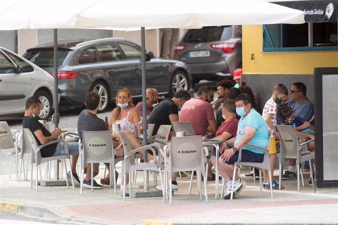 Ciudadanos en la terraza de un bar de Foz, en la comarca gallega de A Mariña (Lugo), que estará cerrada durante cinco días tras declararse un brote de coronavirus que afecta a más de un centenar de personas, a 5 de julio de 2020.