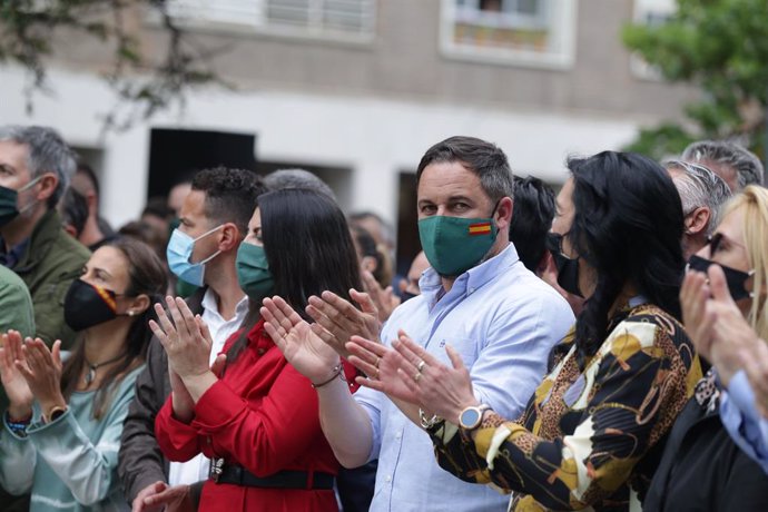 (I-D) La portaveu adjunta de Vox al Congrés, Macarena Olona, el líder de Vox, Santiago Abascal; i el cap de Vox per laba, Amaia Martínez, participen en el tancament de campanya de la formació per a les eleccions basques, en l'Avinguda Gasteiz, Vitria
