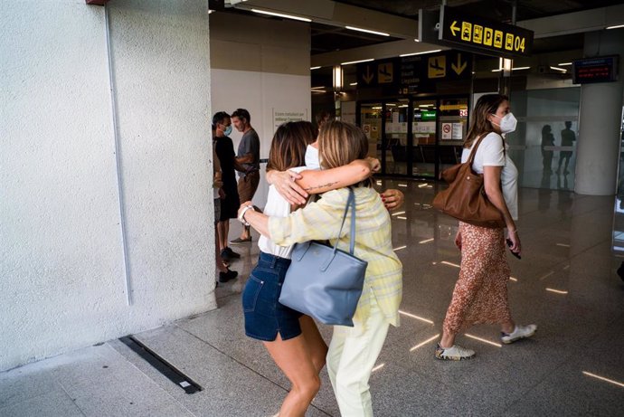 Dos personas se abrazan en el Aeropuerto de Palma.